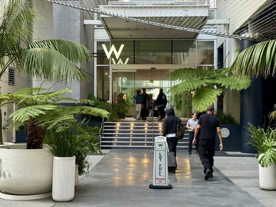 Vstup do hotelu je elegantní, ale první dojem brzy vystřídá realita