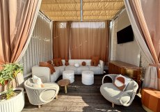 Privátní cabana u bazénu působí stylově, ale víc jako kulisa na Instagram než prostor pro odpočinek