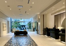 Recepce hotelu je decentní a minimalistická