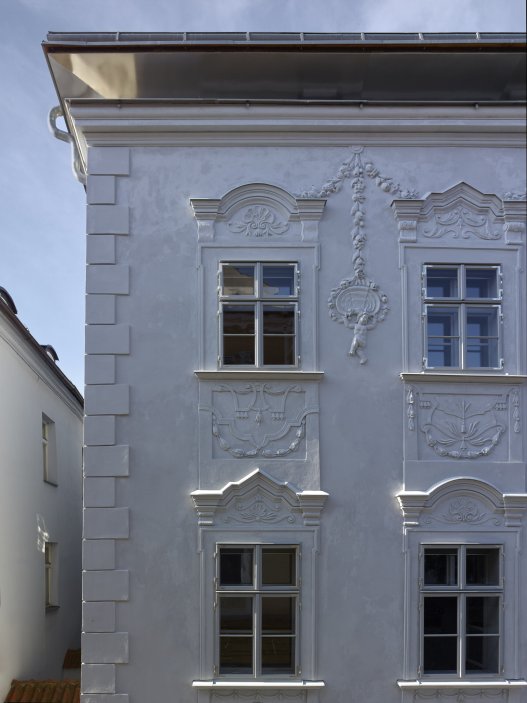 Dům se nachází na spodní straně hlavního Masarykova náměstí v Jihlavě. Jedná se o urbanisticky i architektonicky hodnotný objekt pod památkovou ochranou. Je typickým příkladem měšťanského domu na jihlavském náměstí, které představují nejhonosnější stavby svého druhu u nás. Obnova nevyužívaného domu byla spojena s nalezením vhodného využití, založeném na zájmu o životaschopnost a zpřístupnění velmi cenné architektonické památky veřejnosti.