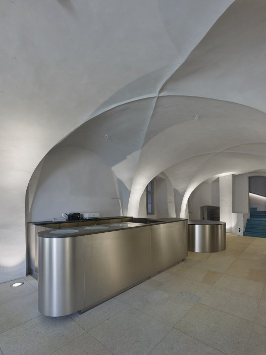 Dům se nachází na spodní straně hlavního Masarykova náměstí v Jihlavě. Jedná se o urbanisticky i architektonicky hodnotný objekt pod památkovou ochranou. Je typickým příkladem měšťanského domu na jihlavském náměstí, které představují nejhonosnější stavby svého druhu u nás. Obnova nevyužívaného domu byla spojena s nalezením vhodného využití, založeném na zájmu o životaschopnost a zpřístupnění velmi cenné architektonické památky veřejnosti.