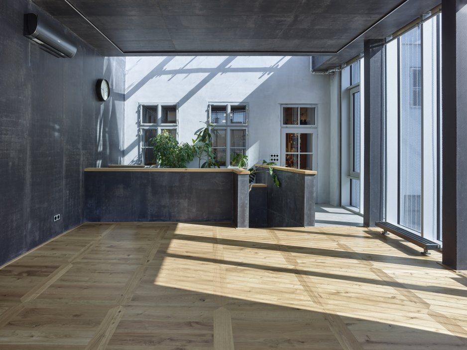 Dům se nachází na spodní straně hlavního Masarykova náměstí v Jihlavě. Jedná se o urbanisticky i architektonicky hodnotný objekt pod památkovou ochranou. Je typickým příkladem měšťanského domu na jihlavském náměstí, které představují nejhonosnější stavby svého druhu u nás. Obnova nevyužívaného domu byla spojena s nalezením vhodného využití, založeném na zájmu o životaschopnost a zpřístupnění velmi cenné architektonické památky veřejnosti.