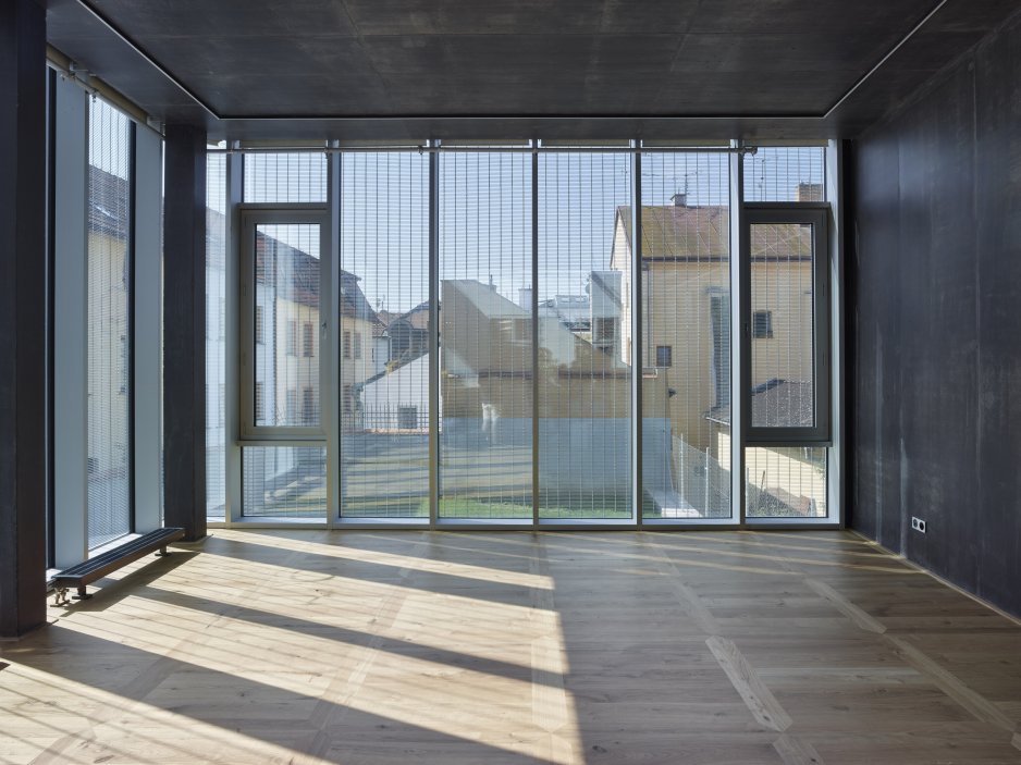 Dům se nachází na spodní straně hlavního Masarykova náměstí v Jihlavě. Jedná se o urbanisticky i architektonicky hodnotný objekt pod památkovou ochranou. Je typickým příkladem měšťanského domu na jihlavském náměstí, které představují nejhonosnější stavby svého druhu u nás. Obnova nevyužívaného domu byla spojena s nalezením vhodného využití, založeném na zájmu o životaschopnost a zpřístupnění velmi cenné architektonické památky veřejnosti.