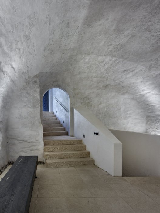 Dům se nachází na spodní straně hlavního Masarykova náměstí v Jihlavě. Jedná se o urbanisticky i architektonicky hodnotný objekt pod památkovou ochranou. Je typickým příkladem měšťanského domu na jihlavském náměstí, které představují nejhonosnější stavby svého druhu u nás. Obnova nevyužívaného domu byla spojena s nalezením vhodného využití, založeném na zájmu o životaschopnost a zpřístupnění velmi cenné architektonické památky veřejnosti.
