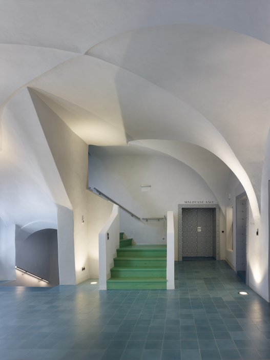 Dům se nachází na spodní straně hlavního Masarykova náměstí v Jihlavě. Jedná se o urbanisticky i architektonicky hodnotný objekt pod památkovou ochranou. Je typickým příkladem měšťanského domu na jihlavském náměstí, které představují nejhonosnější stavby svého druhu u nás. Obnova nevyužívaného domu byla spojena s nalezením vhodného využití, založeném na zájmu o životaschopnost a zpřístupnění velmi cenné architektonické památky veřejnosti.
