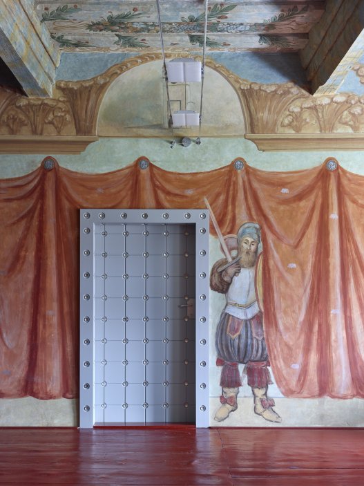 Dům se nachází na spodní straně hlavního Masarykova náměstí v Jihlavě. Jedná se o urbanisticky i architektonicky hodnotný objekt pod památkovou ochranou. Je typickým příkladem měšťanského domu na jihlavském náměstí, které představují nejhonosnější stavby svého druhu u nás. Obnova nevyužívaného domu byla spojena s nalezením vhodného využití, založeném na zájmu o životaschopnost a zpřístupnění velmi cenné architektonické památky veřejnosti.