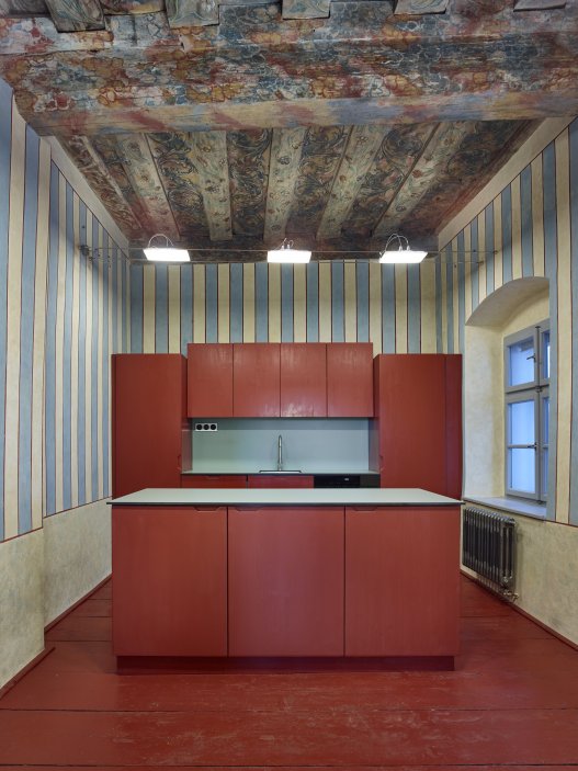 Dům se nachází na spodní straně hlavního Masarykova náměstí v Jihlavě. Jedná se o urbanisticky i architektonicky hodnotný objekt pod památkovou ochranou. Je typickým příkladem měšťanského domu na jihlavském náměstí, které představují nejhonosnější stavby svého druhu u nás. Obnova nevyužívaného domu byla spojena s nalezením vhodného využití, založeném na zájmu o životaschopnost a zpřístupnění velmi cenné architektonické památky veřejnosti.