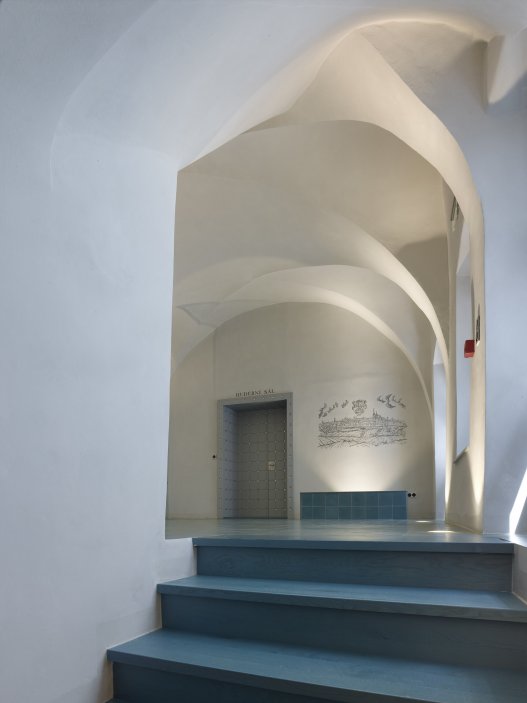 Dům se nachází na spodní straně hlavního Masarykova náměstí v Jihlavě. Jedná se o urbanisticky i architektonicky hodnotný objekt pod památkovou ochranou. Je typickým příkladem měšťanského domu na jihlavském náměstí, které představují nejhonosnější stavby svého druhu u nás. Obnova nevyužívaného domu byla spojena s nalezením vhodného využití, založeném na zájmu o životaschopnost a zpřístupnění velmi cenné architektonické památky veřejnosti.