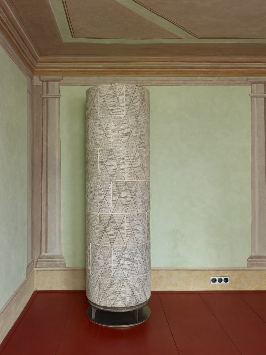 Dům se nachází na spodní straně hlavního Masarykova náměstí v Jihlavě. Jedná se o urbanisticky i architektonicky hodnotný objekt pod památkovou ochranou. Je typickým příkladem měšťanského domu na jihlavském náměstí, které představují nejhonosnější stavby svého druhu u nás. Obnova nevyužívaného domu byla spojena s nalezením vhodného využití, založeném na zájmu o životaschopnost a zpřístupnění velmi cenné architektonické památky veřejnosti.
