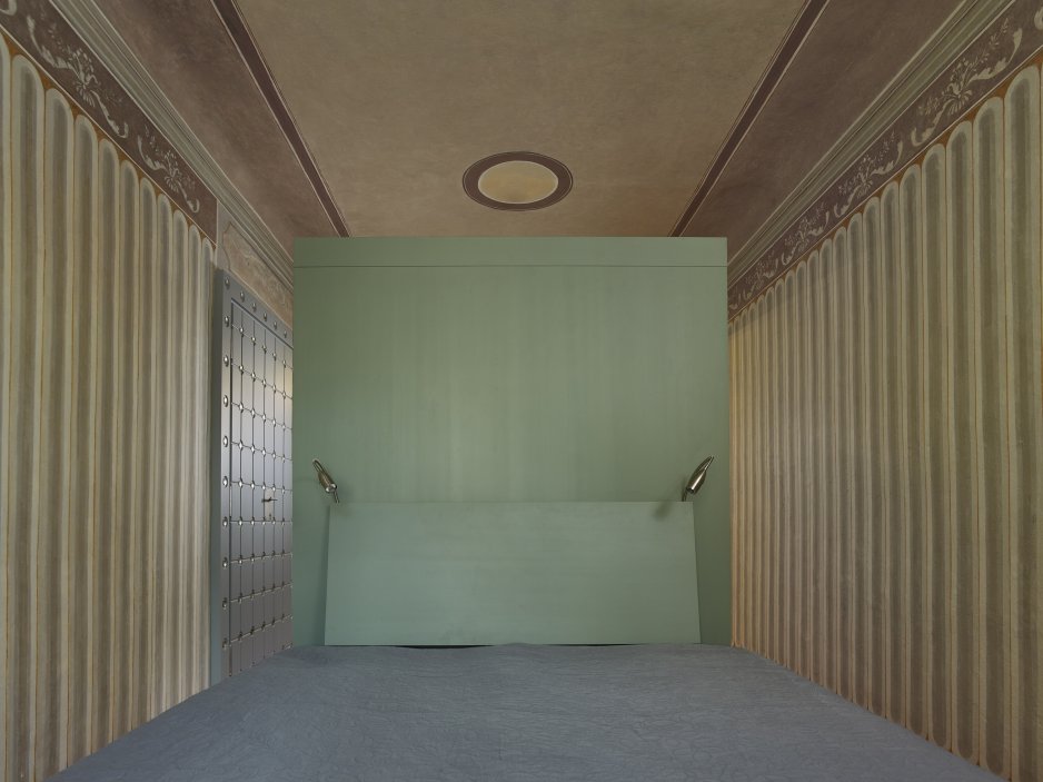 Dům se nachází na spodní straně hlavního Masarykova náměstí v Jihlavě. Jedná se o urbanisticky i architektonicky hodnotný objekt pod památkovou ochranou. Je typickým příkladem měšťanského domu na jihlavském náměstí, které představují nejhonosnější stavby svého druhu u nás. Obnova nevyužívaného domu byla spojena s nalezením vhodného využití, založeném na zájmu o životaschopnost a zpřístupnění velmi cenné architektonické památky veřejnosti.