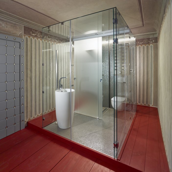 Dům se nachází na spodní straně hlavního Masarykova náměstí v Jihlavě. Jedná se o urbanisticky i architektonicky hodnotný objekt pod památkovou ochranou. Je typickým příkladem měšťanského domu na jihlavském náměstí, které představují nejhonosnější stavby svého druhu u nás. Obnova nevyužívaného domu byla spojena s nalezením vhodného využití, založeném na zájmu o životaschopnost a zpřístupnění velmi cenné architektonické památky veřejnosti.