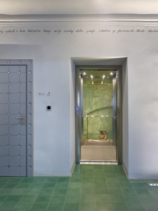 Dům se nachází na spodní straně hlavního Masarykova náměstí v Jihlavě. Jedná se o urbanisticky i architektonicky hodnotný objekt pod památkovou ochranou. Je typickým příkladem měšťanského domu na jihlavském náměstí, které představují nejhonosnější stavby svého druhu u nás. Obnova nevyužívaného domu byla spojena s nalezením vhodného využití, založeném na zájmu o životaschopnost a zpřístupnění velmi cenné architektonické památky veřejnosti.