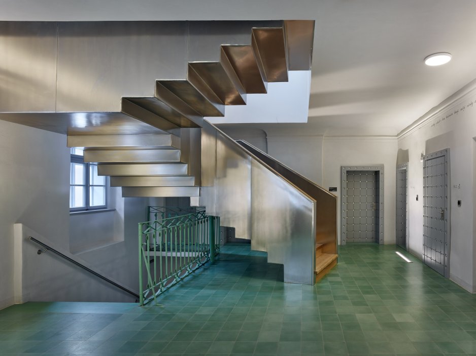 Dům se nachází na spodní straně hlavního Masarykova náměstí v Jihlavě. Jedná se o urbanisticky i architektonicky hodnotný objekt pod památkovou ochranou. Je typickým příkladem měšťanského domu na jihlavském náměstí, které představují nejhonosnější stavby svého druhu u nás. Obnova nevyužívaného domu byla spojena s nalezením vhodného využití, založeném na zájmu o životaschopnost a zpřístupnění velmi cenné architektonické památky veřejnosti.