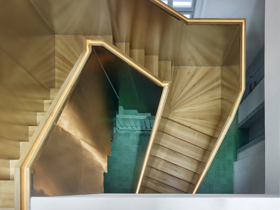 Dům se nachází na spodní straně hlavního Masarykova náměstí v Jihlavě. Jedná se o urbanisticky i architektonicky hodnotný objekt pod památkovou ochranou. Je typickým příkladem měšťanského domu na jihlavském náměstí, které představují nejhonosnější stavby svého druhu u nás. Obnova nevyužívaného domu byla spojena s nalezením vhodného využití, založeném na zájmu o životaschopnost a zpřístupnění velmi cenné architektonické památky veřejnosti.