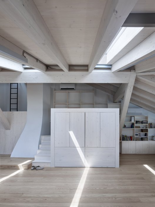 Dům se nachází na spodní straně hlavního Masarykova náměstí v Jihlavě. Jedná se o urbanisticky i architektonicky hodnotný objekt pod památkovou ochranou. Je typickým příkladem měšťanského domu na jihlavském náměstí, které představují nejhonosnější stavby svého druhu u nás. Obnova nevyužívaného domu byla spojena s nalezením vhodného využití, založeném na zájmu o životaschopnost a zpřístupnění velmi cenné architektonické památky veřejnosti.