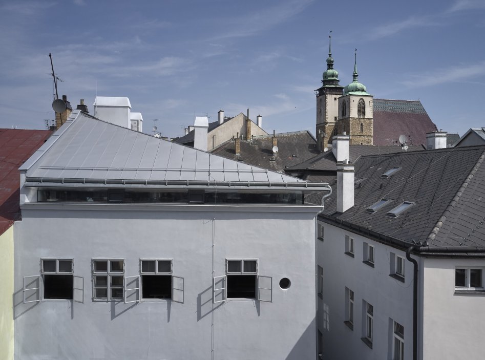 Dům se nachází na spodní straně hlavního Masarykova náměstí v Jihlavě. Jedná se o urbanisticky i architektonicky hodnotný objekt pod památkovou ochranou. Je typickým příkladem měšťanského domu na jihlavském náměstí, které představují nejhonosnější stavby svého druhu u nás. Obnova nevyužívaného domu byla spojena s nalezením vhodného využití, založeném na zájmu o životaschopnost a zpřístupnění velmi cenné architektonické památky veřejnosti.