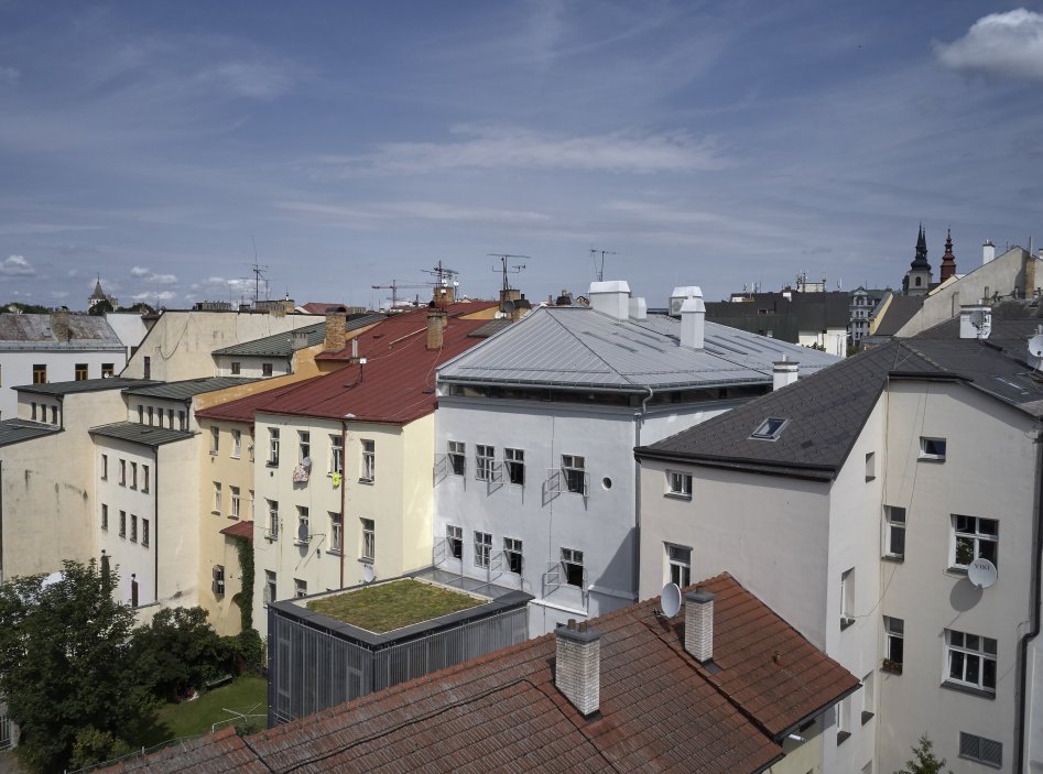 Dům se nachází na spodní straně hlavního Masarykova náměstí v Jihlavě. Jedná se o urbanisticky i architektonicky hodnotný objekt pod památkovou ochranou. Je typickým příkladem měšťanského domu na jihlavském náměstí, které představují nejhonosnější stavby svého druhu u nás. Obnova nevyužívaného domu byla spojena s nalezením vhodného využití, založeném na zájmu o životaschopnost a zpřístupnění velmi cenné architektonické památky veřejnosti.