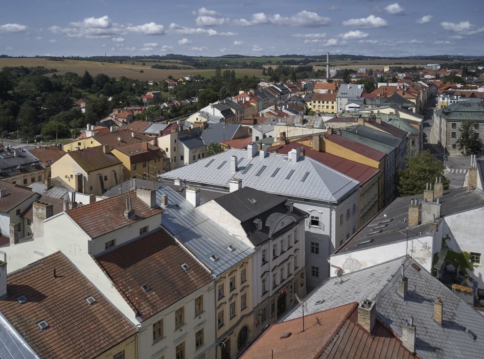 Dům se nachází na spodní straně hlavního Masarykova náměstí v Jihlavě. Jedná se o urbanisticky i architektonicky hodnotný objekt pod památkovou ochranou. Je typickým příkladem měšťanského domu na jihlavském náměstí, které představují nejhonosnější stavby svého druhu u nás. Obnova nevyužívaného domu byla spojena s nalezením vhodného využití, založeném na zájmu o životaschopnost a zpřístupnění velmi cenné architektonické památky veřejnosti.