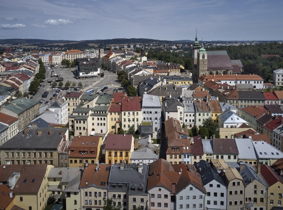 Dům se nachází na spodní straně hlavního Masarykova náměstí v Jihlavě. Jedná se o urbanisticky i architektonicky hodnotný objekt pod památkovou ochranou. Je typickým příkladem měšťanského domu na jihlavském náměstí, které představují nejhonosnější stavby svého druhu u nás. Obnova nevyužívaného domu byla spojena s nalezením vhodného využití, založeném na zájmu o životaschopnost a zpřístupnění velmi cenné architektonické památky veřejnosti.