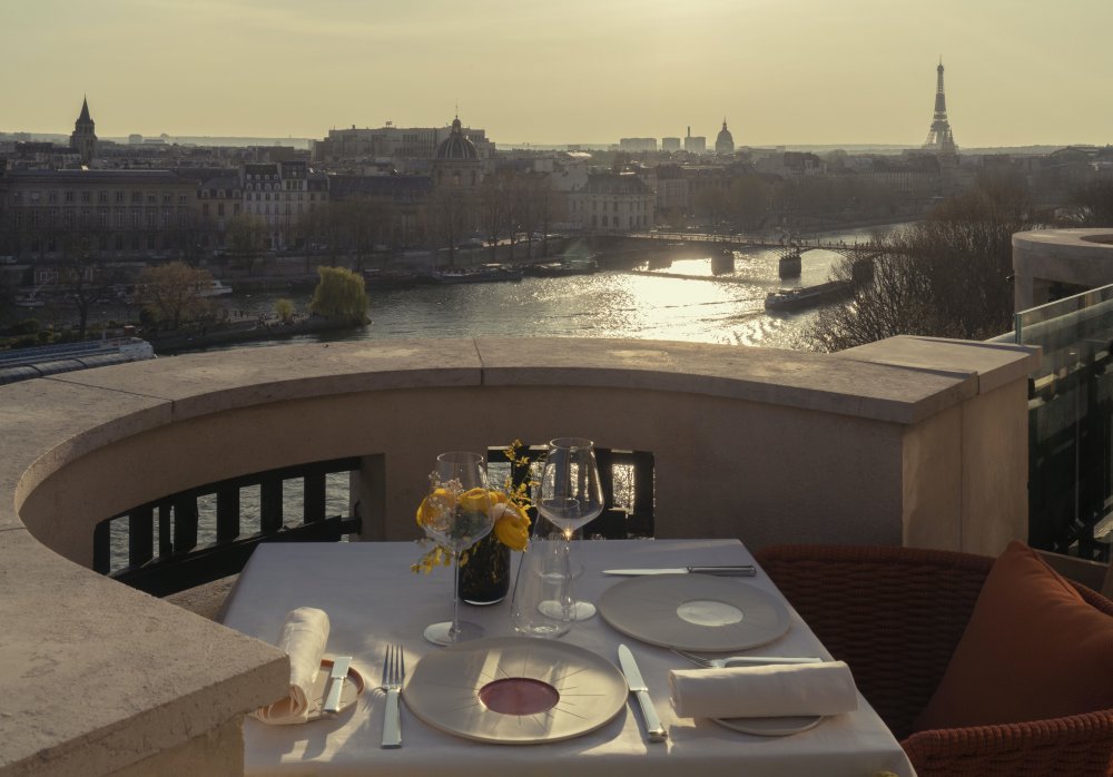 Hotel Cheval Blanc Paris v Paříži disponuje Dior Spa, střešním barem a michelinskou restaurací Plénitude.