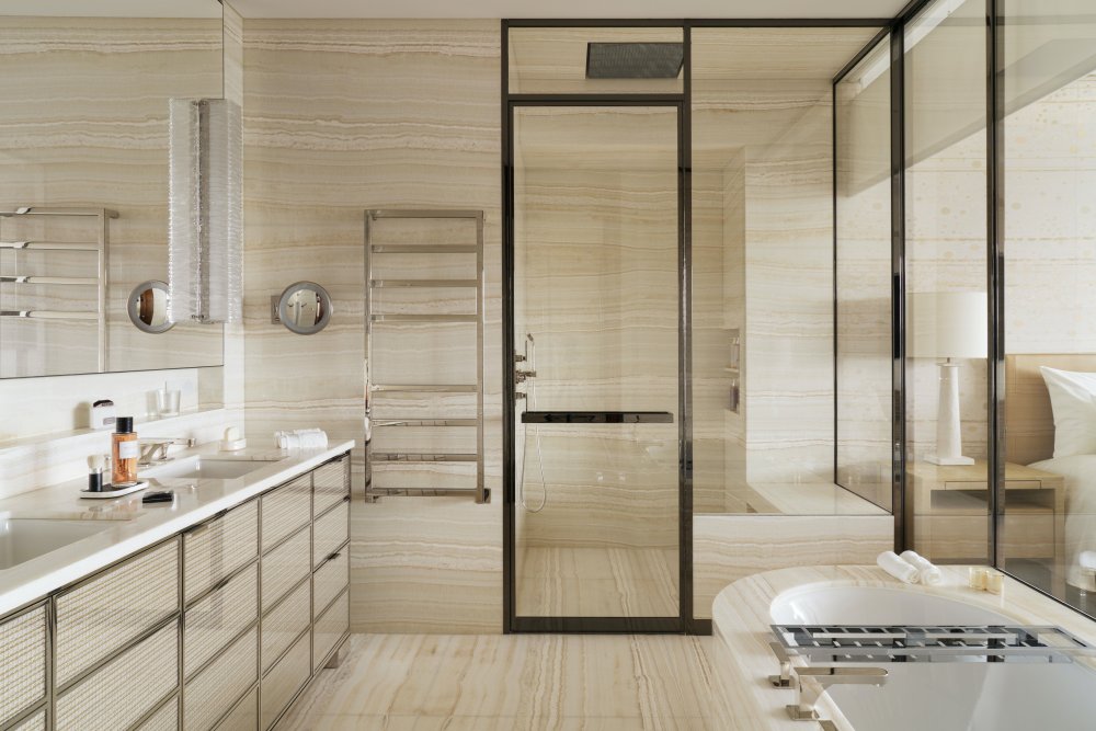 Hotel Cheval Blanc Paris v Paříži disponuje Dior Spa, střešním barem a michelinskou restaurací Plénitude.