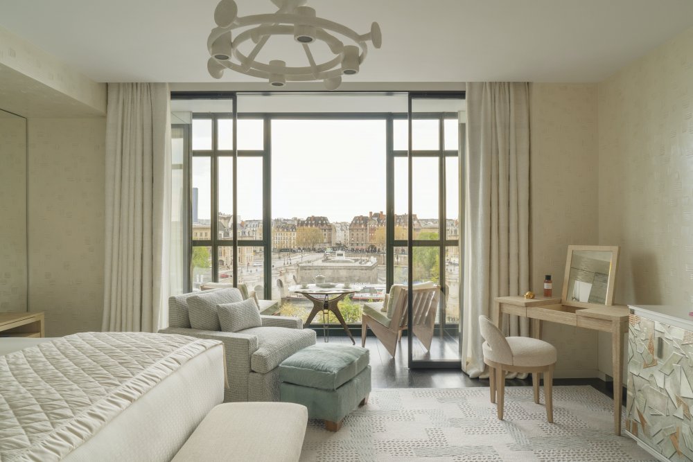 Hotel Cheval Blanc Paris v Paříži disponuje Dior Spa, střešním barem a michelinskou restaurací Plénitude.