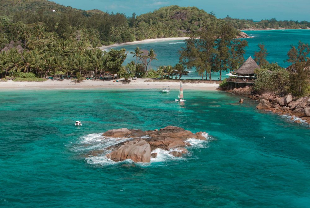 Hotel Constance Lemuria se nachází na ostrově Praslin (Seychely) a jeho devízou je 18jamkové golfové hřiště.