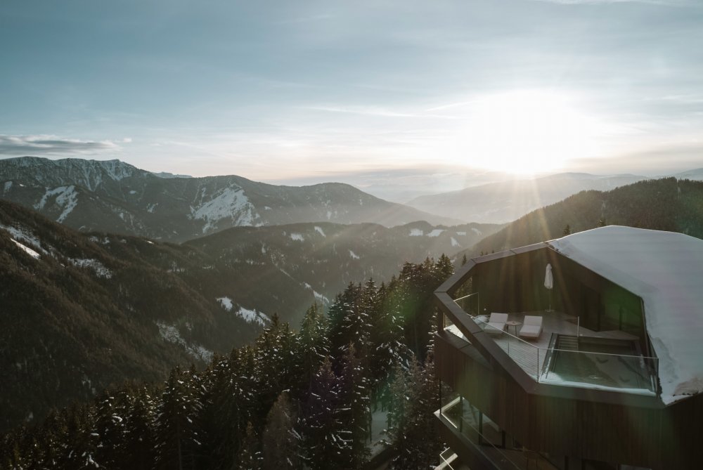 Hotel Forestis Dolomites je pouze pro dospělé, ukrytý v lesích 1800 metrů nad mořem v lesích Jižního Tyrolska. Silný důraz tam kladou na udržitelnost, wellness a kvalitní lokální gastronomii.