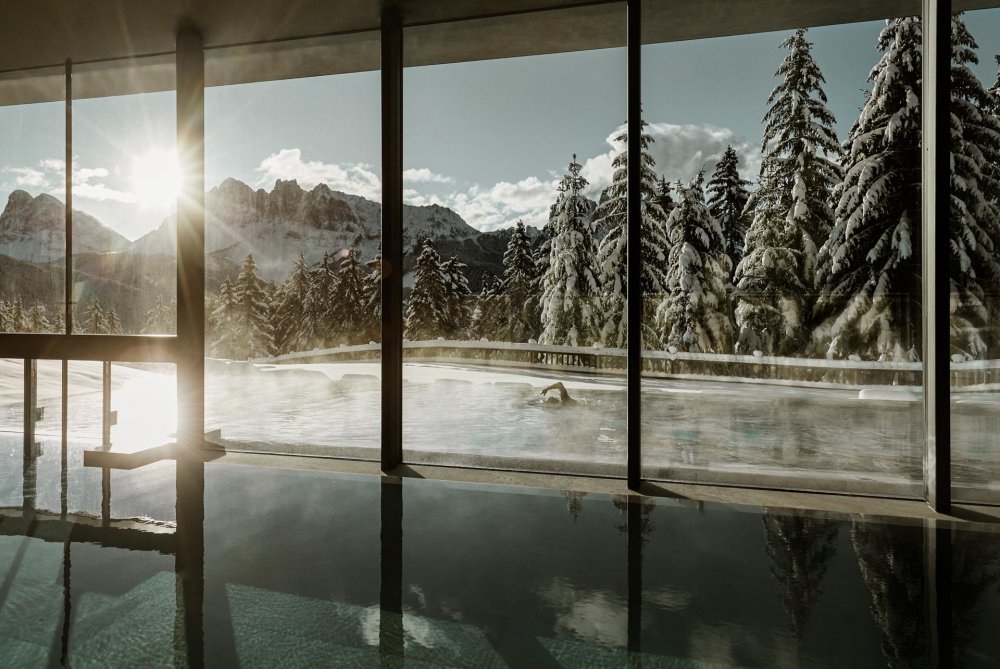 Hotel Forestis Dolomites je pouze pro dospělé, ukrytý v lesích 1800 metrů nad mořem v lesích Jižního Tyrolska. Silný důraz tam kladou na udržitelnost, wellness a kvalitní lokální gastronomii.