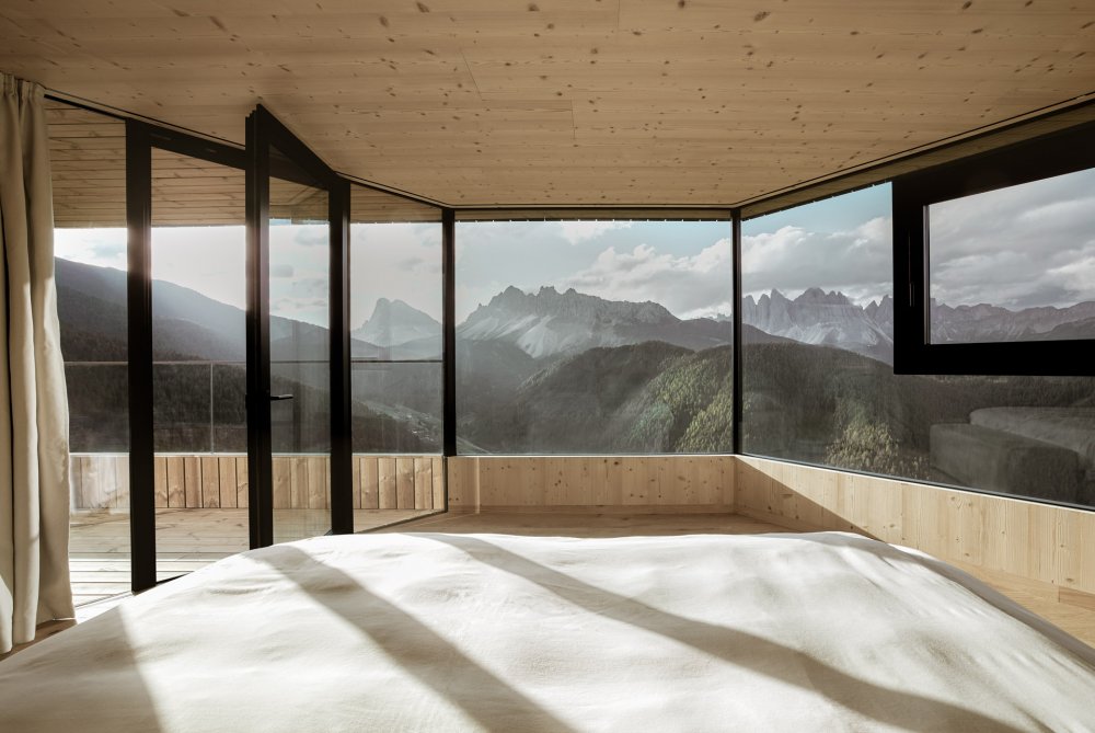 Hotel Forestis Dolomites je pouze pro dospělé, ukrytý v lesích 1800 metrů nad mořem v lesích Jižního Tyrolska. Silný důraz tam kladou na udržitelnost, wellness a kvalitní lokální gastronomii.