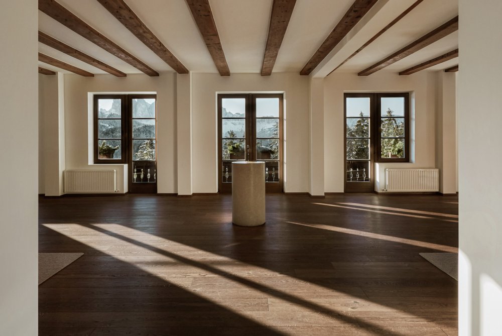 Hotel Forestis Dolomites je pouze pro dospělé, ukrytý v lesích 1800 metrů nad mořem v lesích Jižního Tyrolska. Silný důraz tam kladou na udržitelnost, wellness a kvalitní lokální gastronomii.