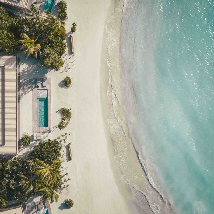 Designově unikátní resort Patina Maledives klade velký důraz na udržitelnost a tzv. biophilický design.