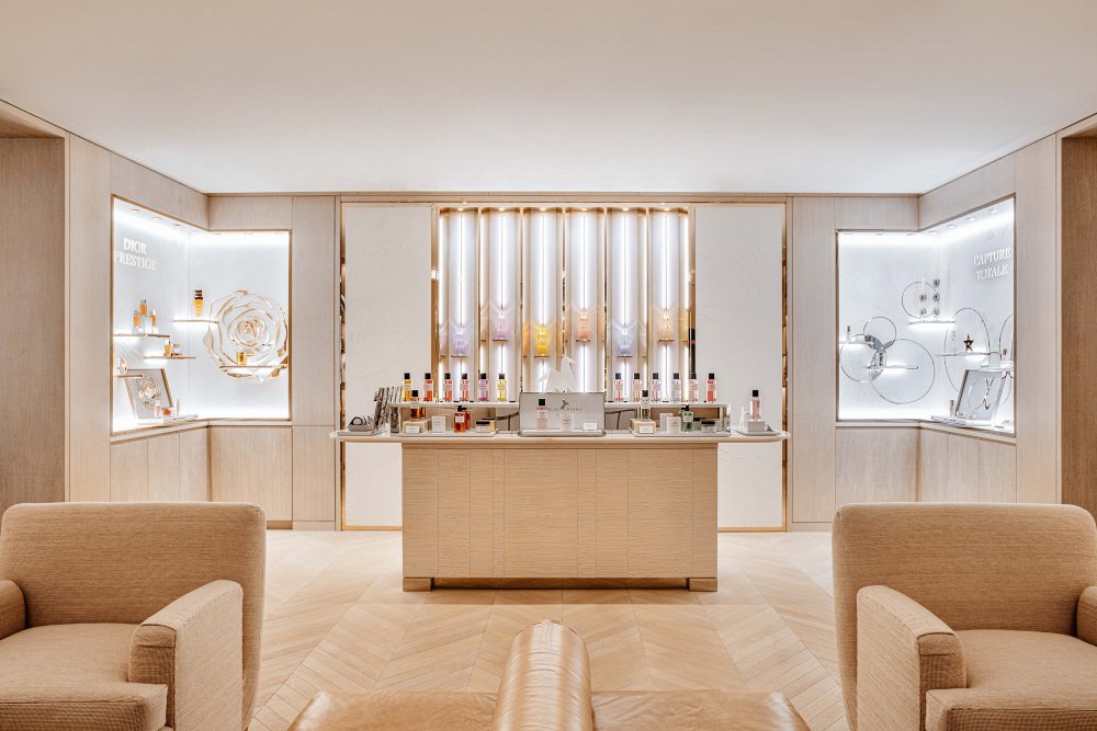 Hotel Cheval Blanc Paris v Paříži disponuje Dior Spa, střešním barem a michelinskou restaurací Plénitude.