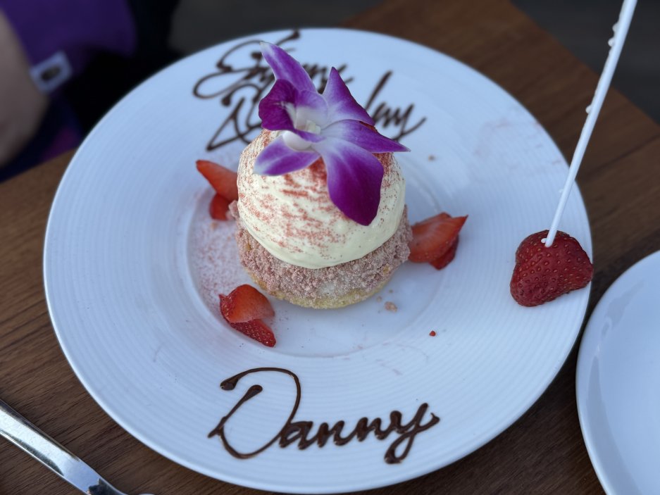 Sladký dezert, jahodový cheesecake, ale hořký účet.