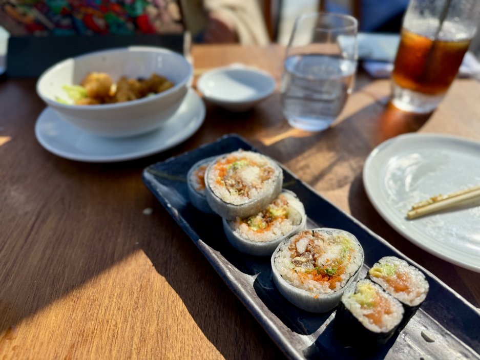 Sushi a krevety v tempuře. Skvělé jídlo i prostředí, ale obsluha vázne.