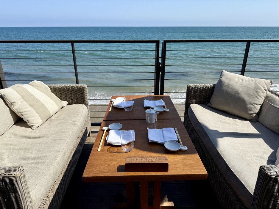 Výhled z restaurace na nekonečný Pacifik.