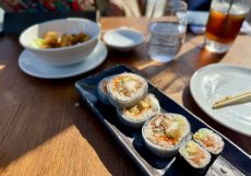 Sushi a krevety v tempuře. Skvělé jídlo i prostředí, ale obsluha vázne.