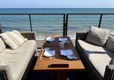 Výhled z restaurace na nekonečný Pacifik.