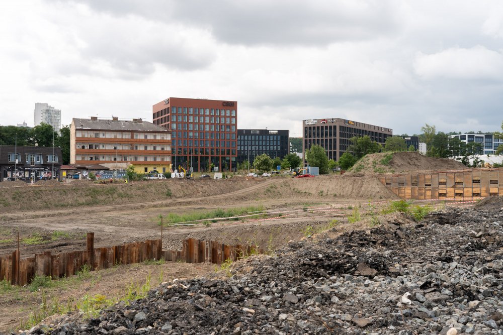 Projekt Nový Rohan představuje komplexní urbanistický koncept zahrnující tisícovku bytů a několik multifunkčních budov s kancelářemi, obchody a službami. Celková investice přesáhne 15 miliard korun.