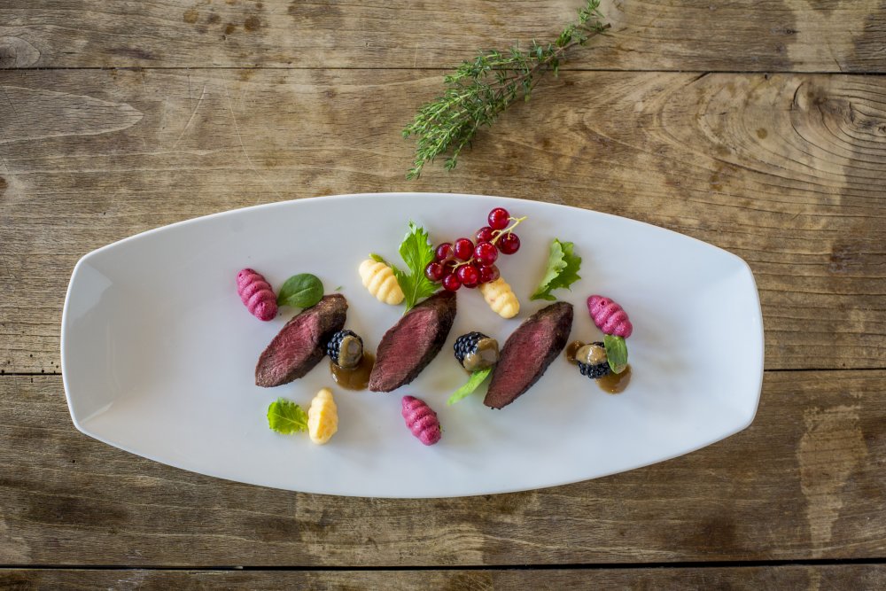 Divočina se objevuje na menu v hotelu Theresa často, rodina má vlastní lovecký revír.