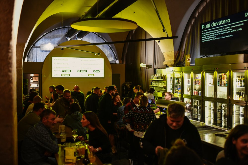 Sedmý ročník interní soutěže Zlatá pípa, jež se pořádá pro výčepní napříč Lokály a dalšími vybranými podniky Ambiente, zná svou vítězku. Stala se jí Magda Hoppová z pivního baru Pult, který se tak nyní může pyšnit hned třemi držiteli Zlaté pípy.