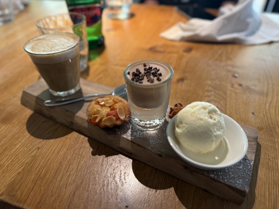 Cafe gourmand – káva s mini dezerty: čokoládový mousse, vanilková zmrzlina a mandlový koláček