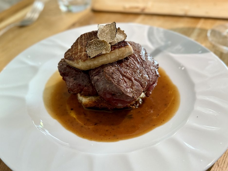 Filet mignon Rossini – hovězí svíčková s foie gras, lanýžovými hoblinkami a omáčkou demi-glace