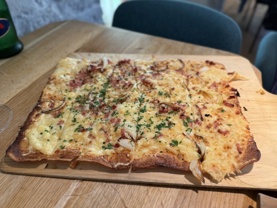 Tarte flambée s alsaským špekem a cibulí – tenké těsto, křupavé okraje, vyvážená chuť