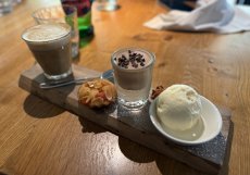Cafe gourmand – káva s mini dezerty: čokoládový mousse, vanilková zmrzlina a mandlový koláček