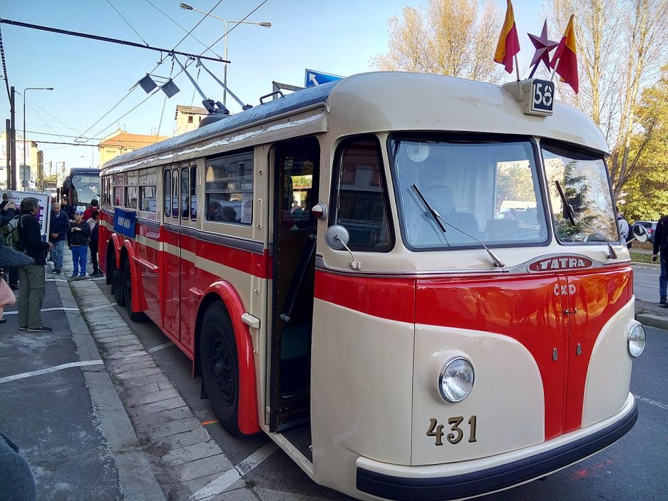 Trolejbus Tatra T400 na pražské trolejbusové trati v Prosecké ulici.