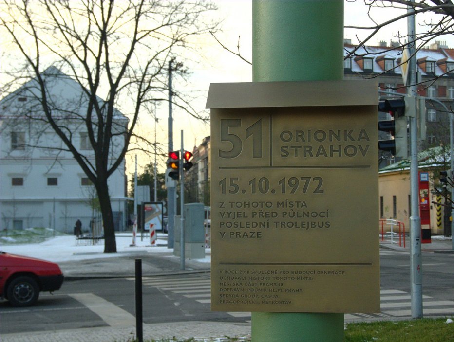 Památník trolejbusové dopravy instalovaný v roce 2010 v Praze-Vinohradech na Orionce.
