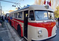 Trolejbus Tatra T400 na pražské trolejbusové trati v Prosecké ulici.