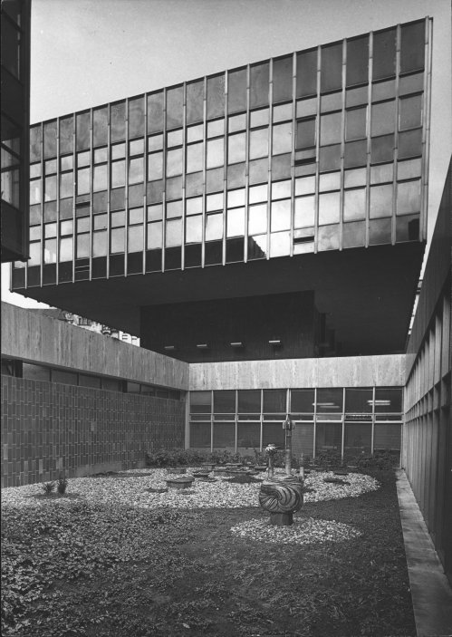 Areál bývalého Sdružení projektových ateliérů a později sídlo Výstavby hl. m. Prahy a jejího Projektového ústavu se nachází v zahradách Emauzského opatství.