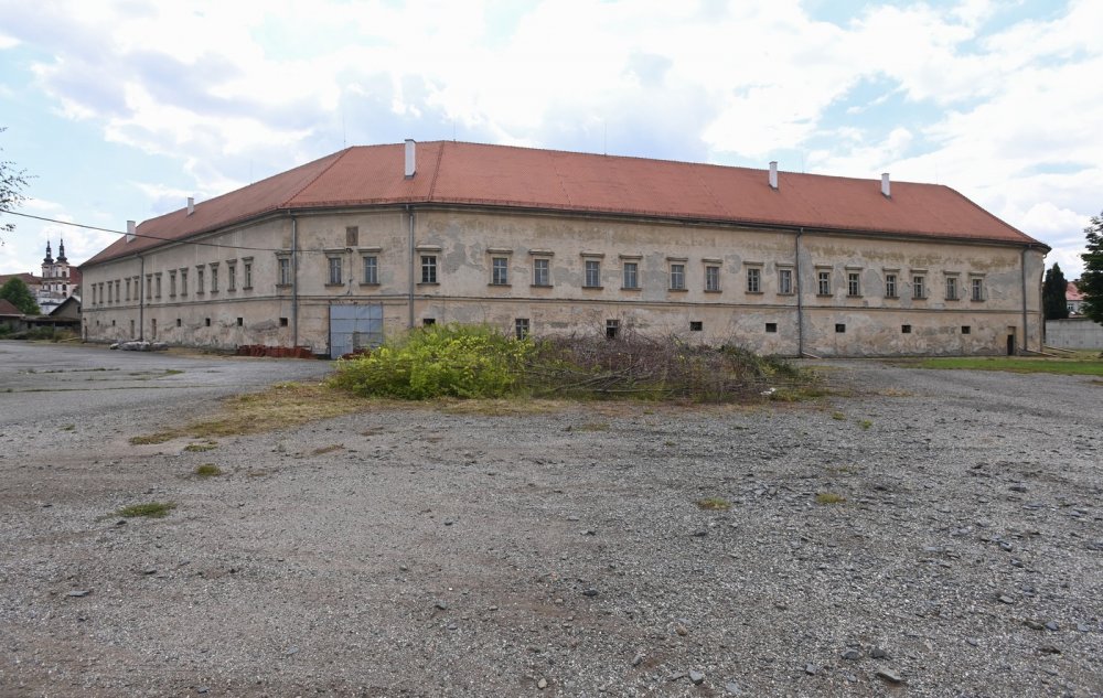 Pobytové centrum pro lidi s Alzheimerovou chorobou plánuje v areálu Staroměstských kasáren v centru Olomouce vybudovat společnost IP Moravia Real, za kterou stojí kontroverzní podnikatel Ivan Kyselý a exhejtman  Jiří Rozbořil, oba figurují v korupční kauze Vidkun.